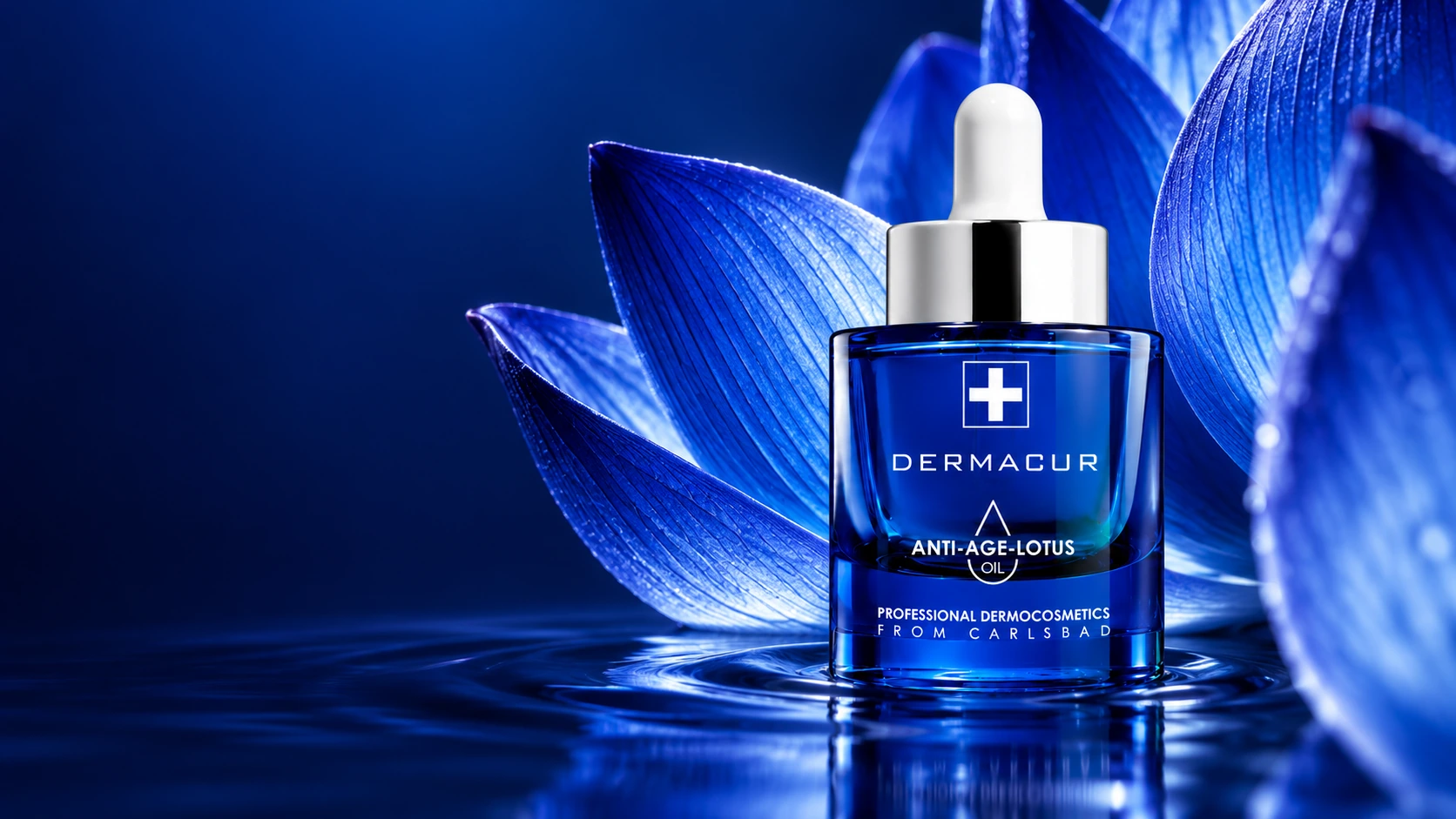 Anti Age Lotus Oil mezi modrými lotosovými plátky